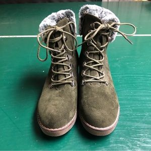 Boutique by Corky's Fox Bay Sz 7 Olive Faux Fur Trim Wedge Lace-up Boots